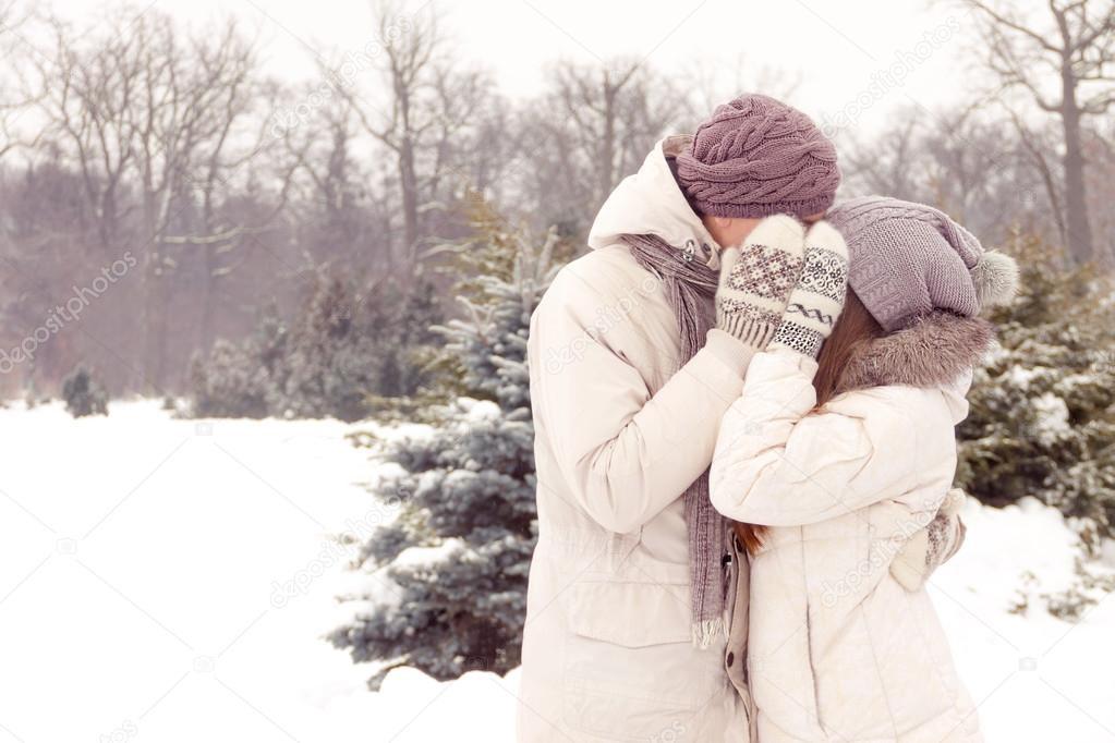 Пара Влюбленных На Свидание Зимой Днем В Снежную Метель — стоковые  фотографии и другие картинки Близость - iStock