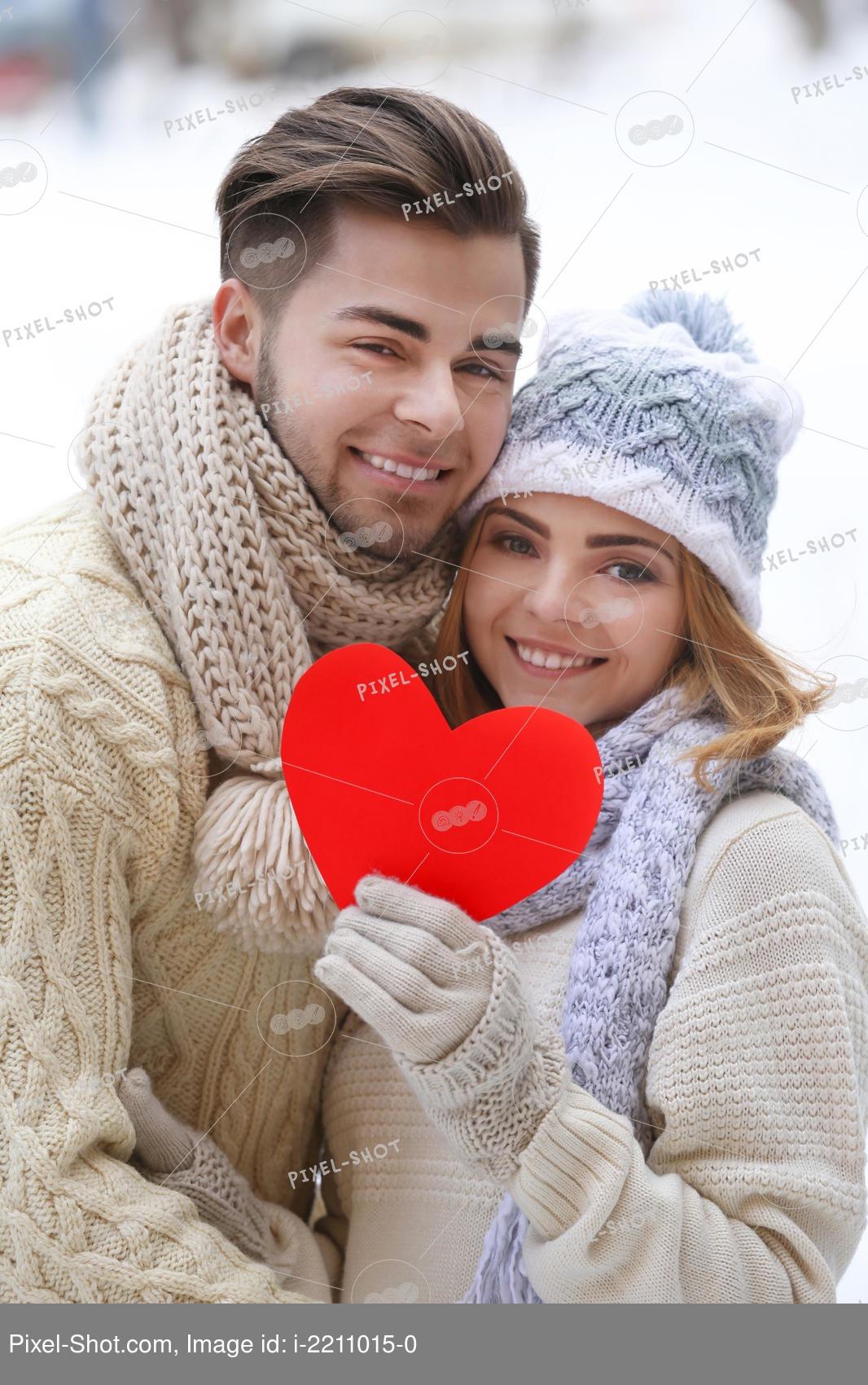 портрет пары подростков, целующихся зимой Стоковое Изображение -  изображение насчитывающей сначала, человек: 232951427