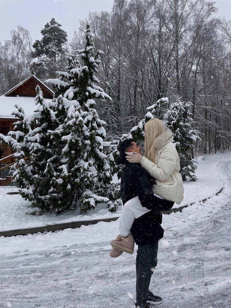 Романтическая Пара Со Спины Зимой На Открытом Воздухе — стоковые фотографии  и другие картинки Белый - iStock