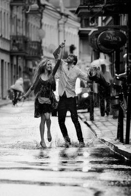 Под дождем | Dancing in the rain, Romantic couple photography, Couples
