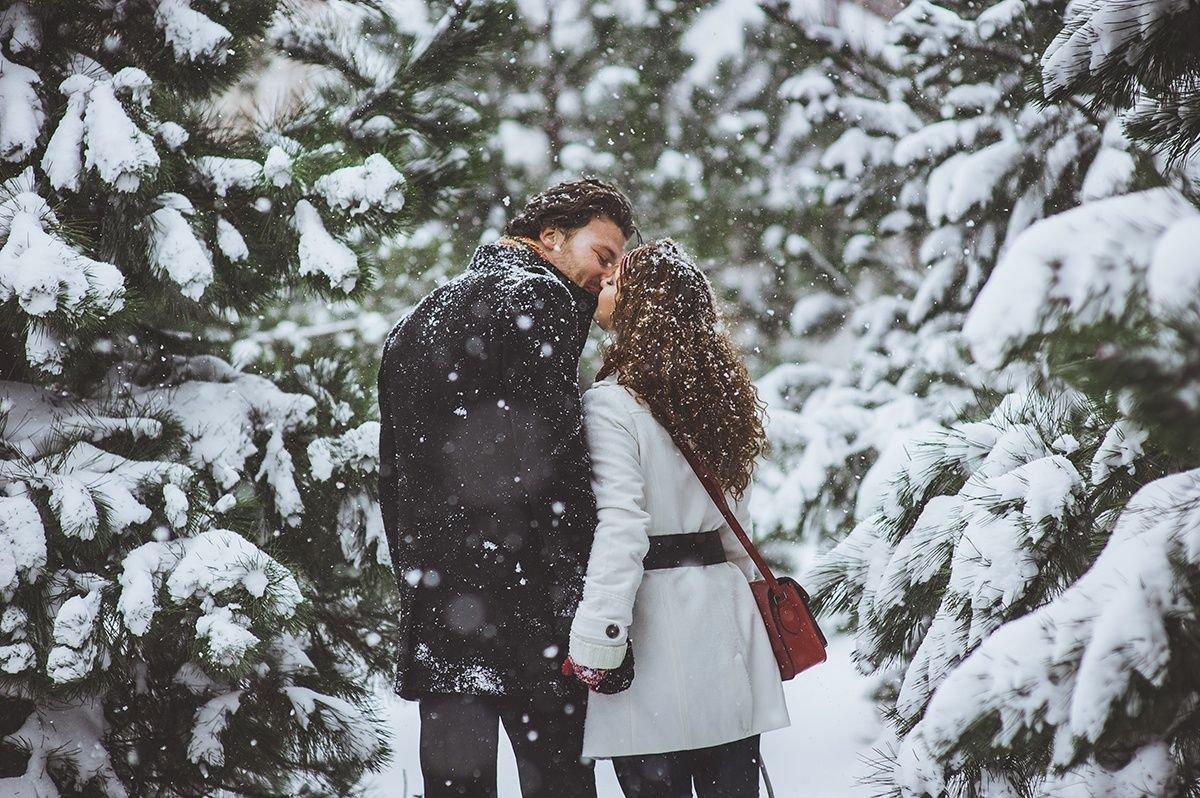 пары зимой, прогулки влюбленных зимой, зима, в зимнем лесу, снег, Свадебный  фотограф Москва