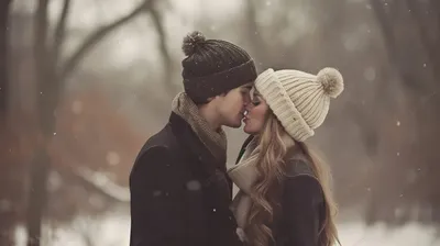 Пара влюбленных на улице зимой Стоковое Фото - изображение насчитывающей  шаловливо, привлекательностей: 164231460