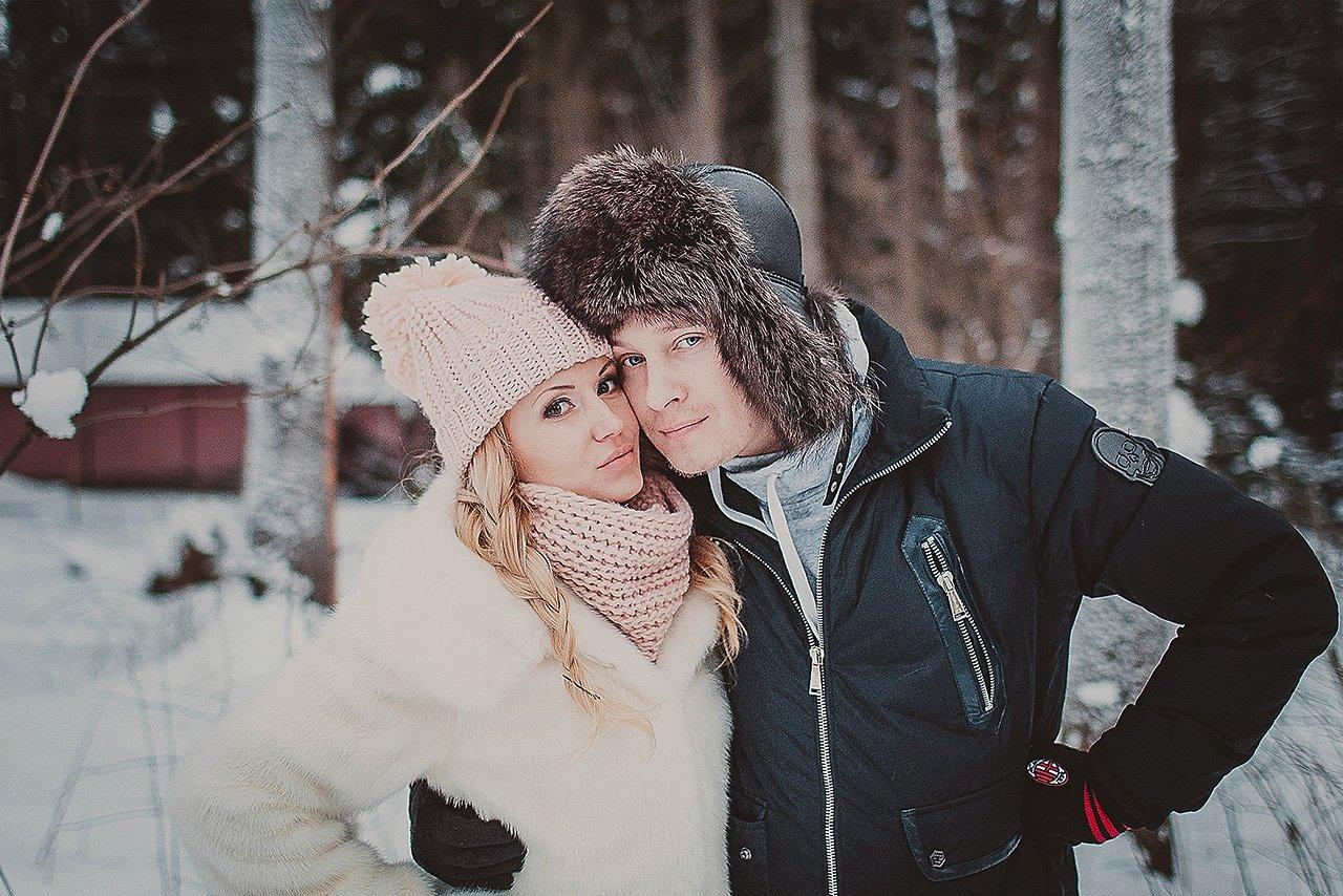 зима и дата. молодая пара, влюбленная в мужчину и женщину зимой, на фоне  деревьев, покрытых снегом Стоковое Фото - изображение насчитывающей обнять,  утеха: 234618088