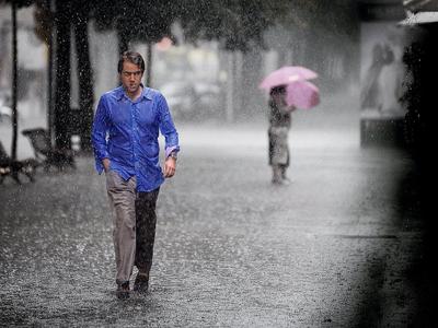 Женщина Под Дождем — стоковые фотографии и другие картинки Дождь - Дождь,  Зонт, Пляж - iStock