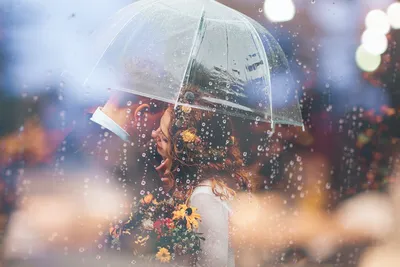 Дождь идёт под дождём. рука женщины с зонтиком. она чувствует, что грустное  небо, и оно переворачивает все Стоковое Фото - изображение насчитывающей  влажно, напольно: 250880104