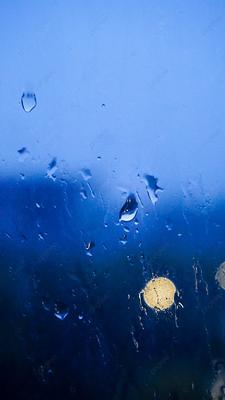 Буря погода Дождь падает на окно с пальмами снаружи Стоковое Фото -  изображение насчитывающей обои, валы: 133802110