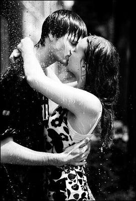 Поцелуй под дождем | Пикабу