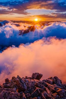 Рассвет в горах, над облаками - Путешествуем вместе | Beautiful nature,  Beautiful landscapes, Sunrise sunset