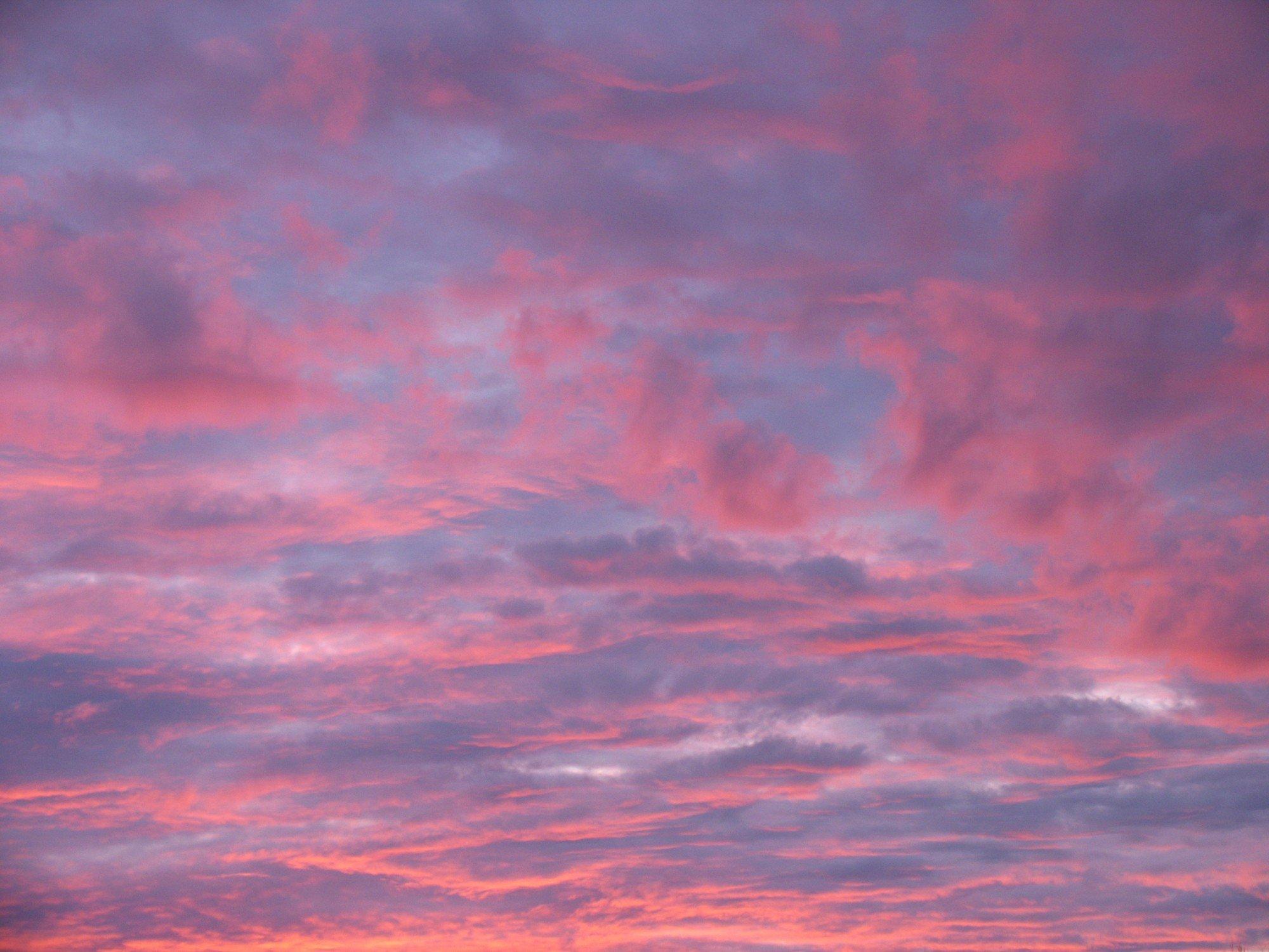 Редкое явление: небо над Антарктидой окрасилось в розовый цвет (фото)