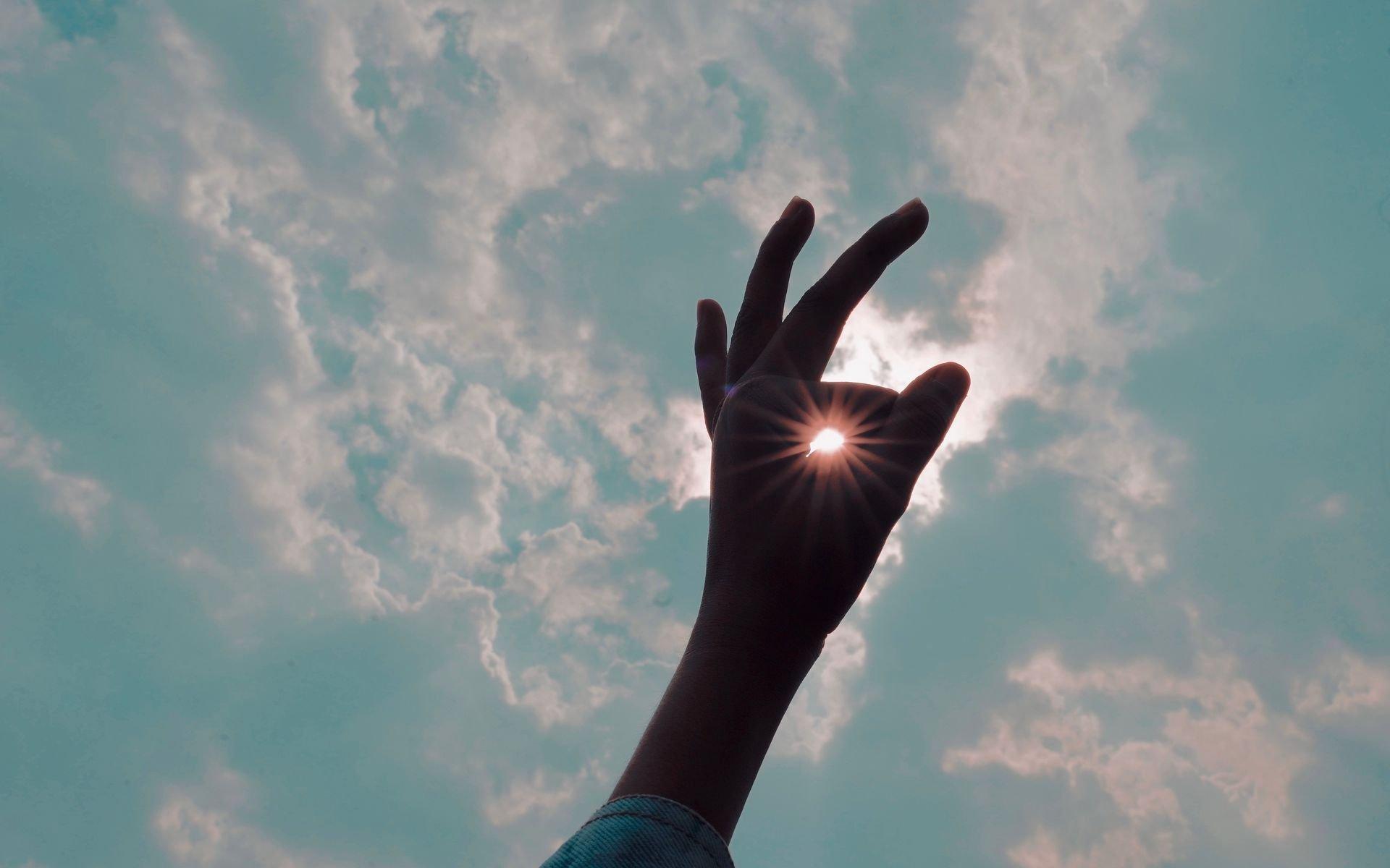 Руки поднятые молитвой на небе Стоковое Изображение - изображение  насчитывающей мир, благословляет: 51458539