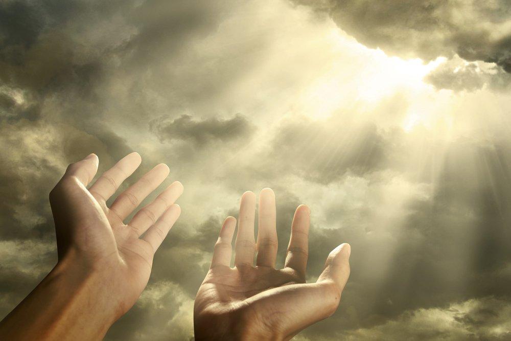 Две молящиеся руки лицом к небу стоковое фото ©Prazisss 111633602