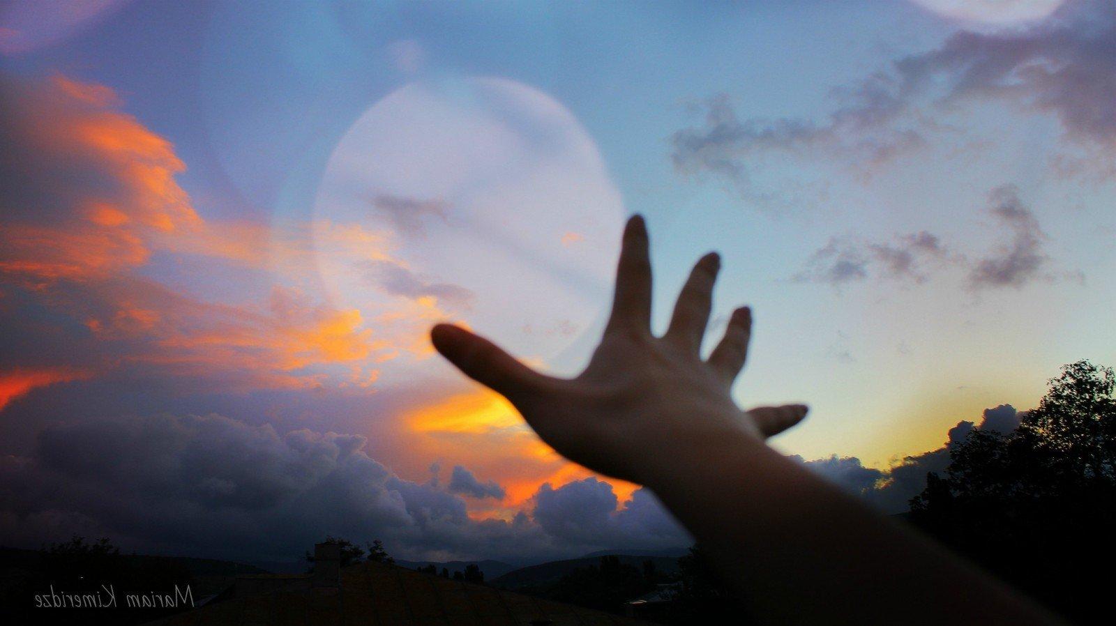 руки тянутся к небу в молитве Стоковое Фото - изображение насчитывающей  одно, экземпляр: 222452232