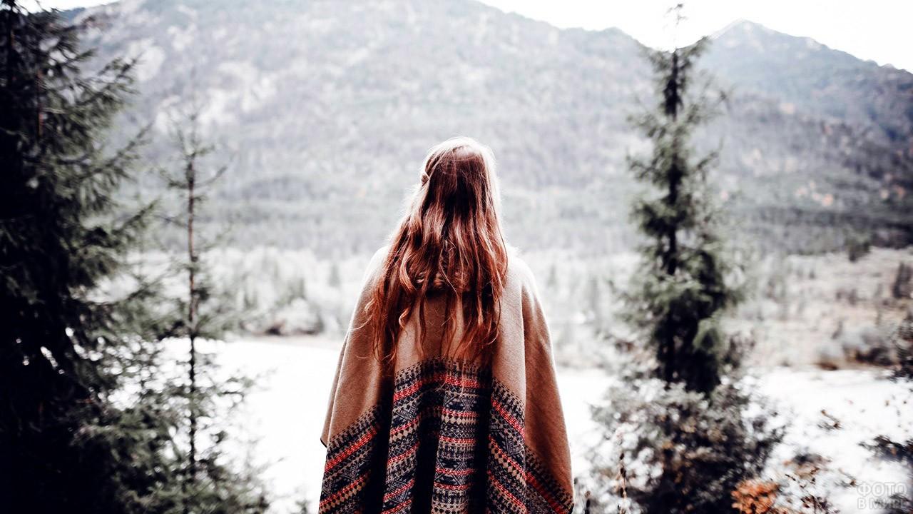 Рыжая девушка в зимнем лесу | Обои для телефона
