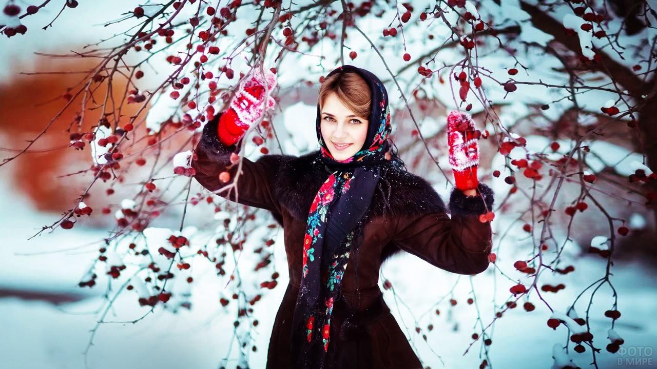 красивая рыжая женщина зимой Стоковое Изображение - изображение  насчитывающей холодно, природа: 212597941