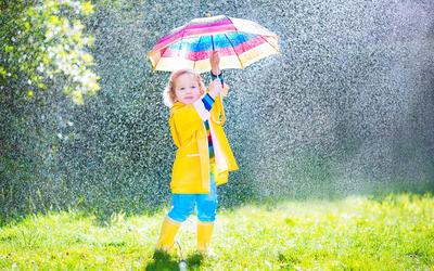 Девушка с зонтиком под дождем Стоковое Фото - изображение насчитывающей  положительно, красивейшее: 103218000