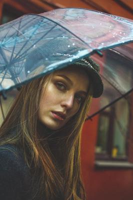 Девушка под дождем под зонтиком Иллюстрация вектора - иллюстрации  насчитывающей красивейшее, девушка: 156268306