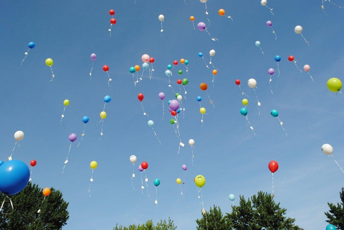 Воздушные шарики в небе - 65 фото