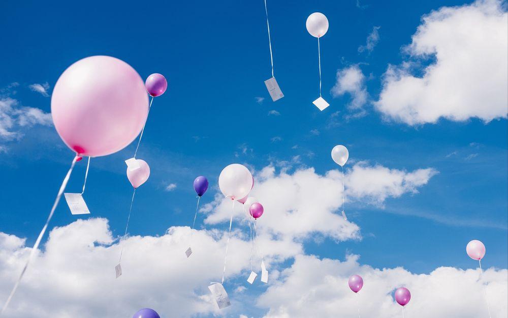Обои на рабочий стол Воздушные шарики в небе с облаками, фотограф Thomas  Peham, обои для рабочего стола, скачать обои, обои бесплатно