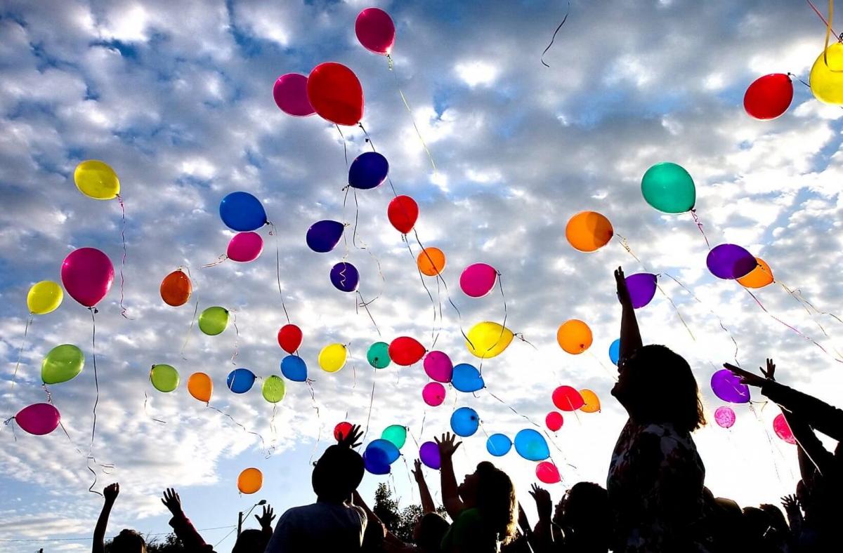 разноцветные воздушные шары летят в небе на фоне голубого неба Фон Обои  Изображение для бесплатной загрузки - Pngtree