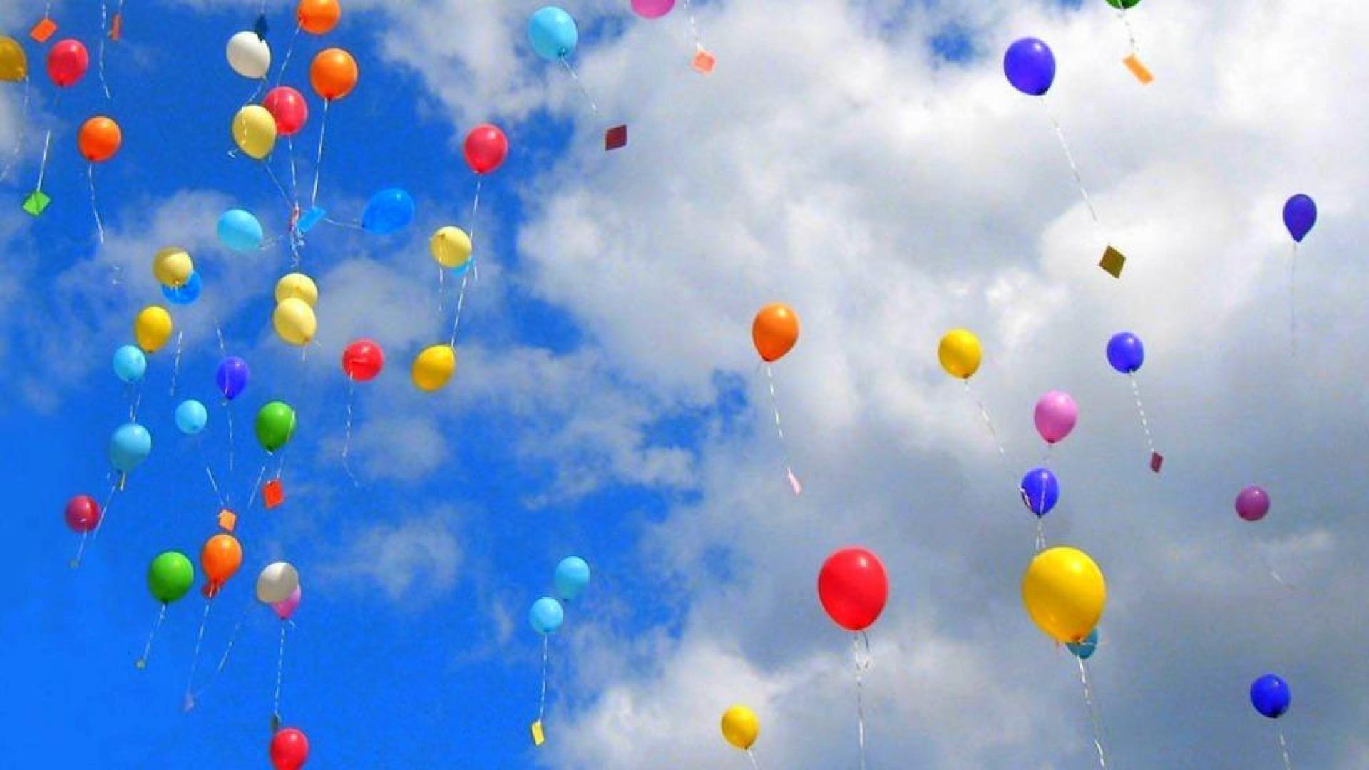 Рисунок, нарисованный ручной водяной краской - воздушные шарики в небе  Коллекция с ретро-воздушным кораблем Идеально подходит для Иллюстрация  штока - иллюстрации насчитывающей рука, краска: 165637652