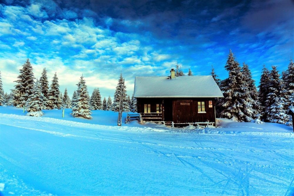 Фото Сказочный зимний домик в ночи
