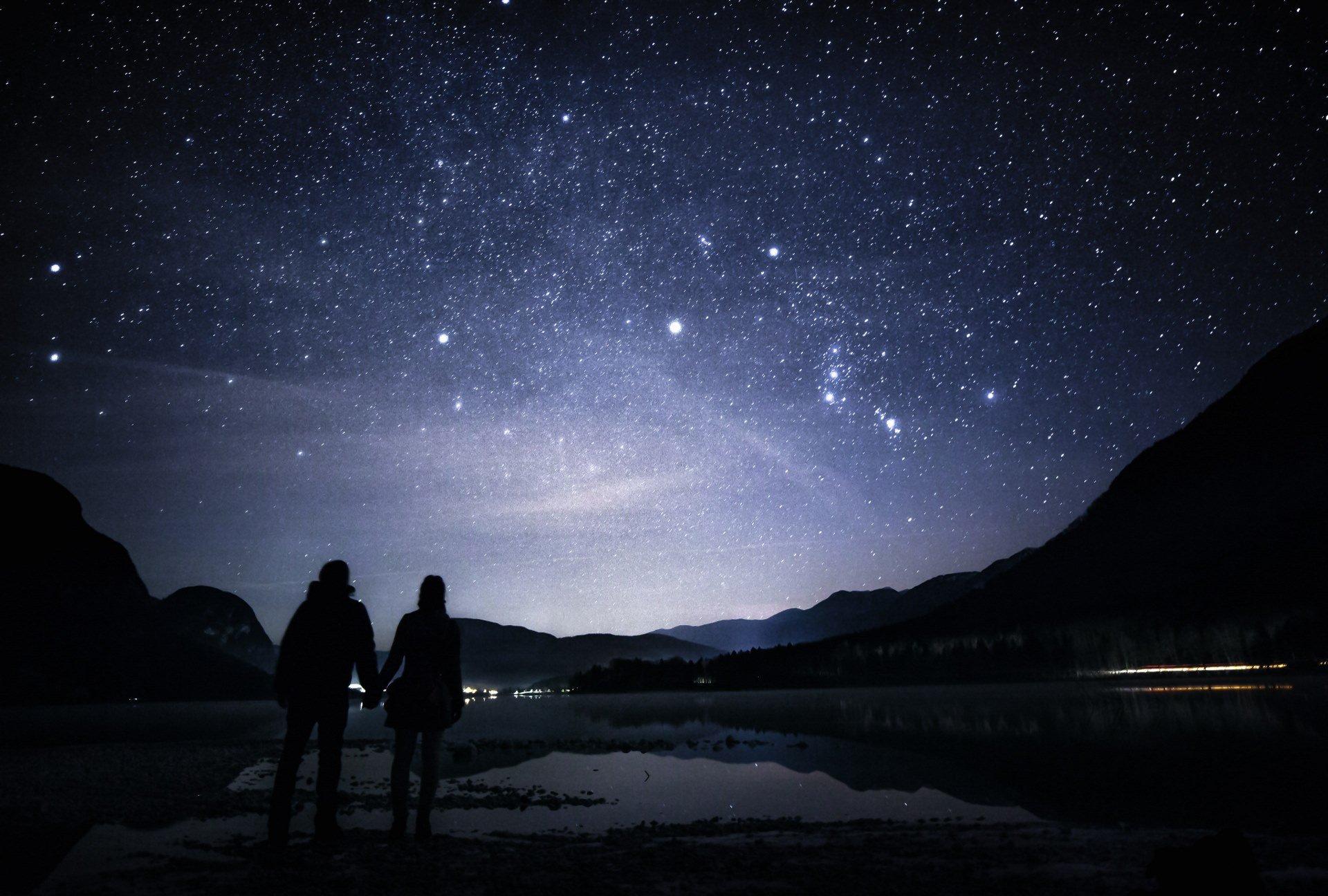 ночное небо над озером с огнями и звездами вокруг него, картина звездного  неба, звездное небо, ночное небо фон картинки и Фото для бесплатной загрузки