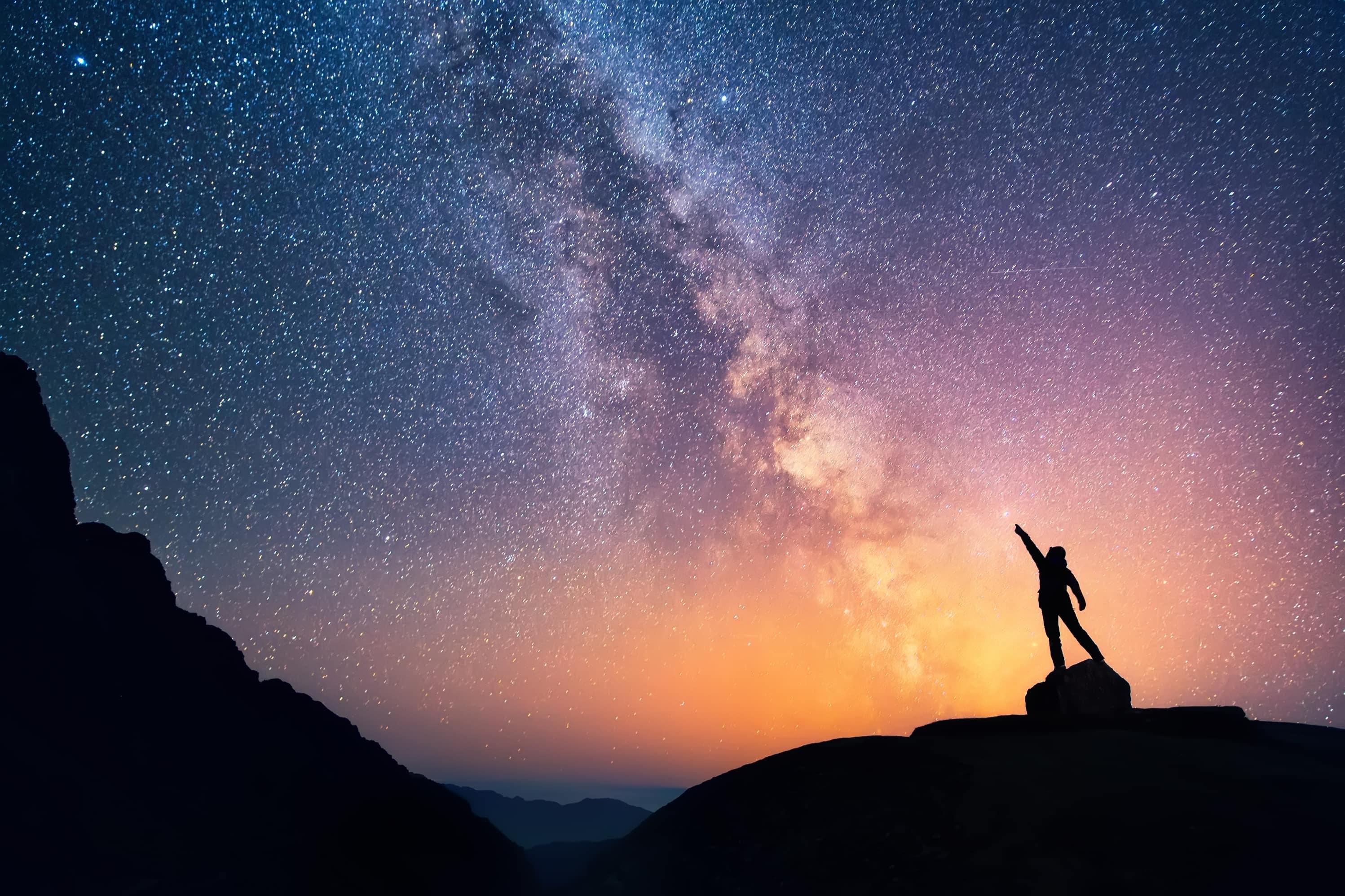 Девушка наблюдая звезды в ночном небе Стоковое Изображение - изображение  насчитывающей туманность, смотреть: 130218185