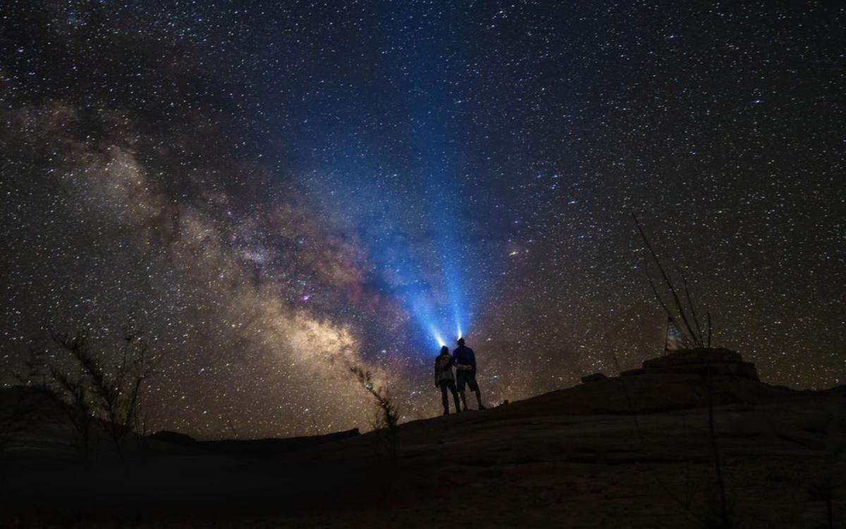 Девушка наблюдая звезды в ночном небе Стоковое Изображение - изображение  насчитывающей наблюдать, молочный: 103122385