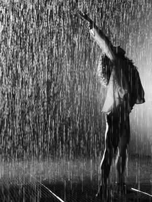 Стоковая фотография 359311052: свадебная пара танцует под дождем |  Shutterstock