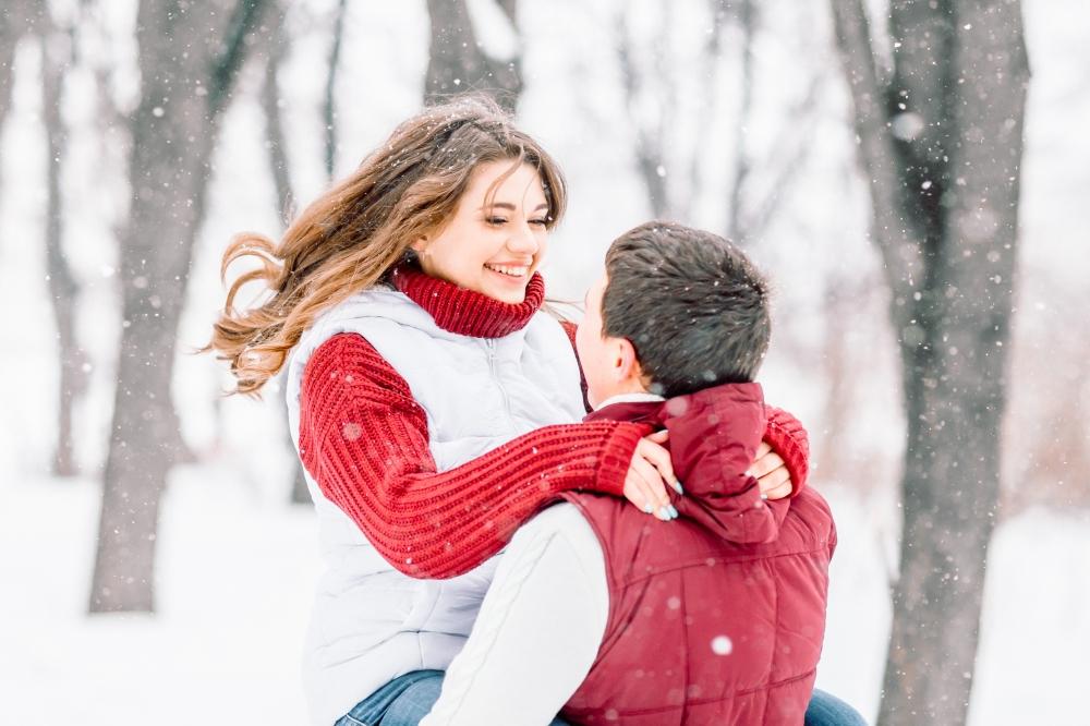 влюблённые зимой позируют на улице Стоковое Фото - изображение  насчитывающей женщина, фуксия: 243476328
