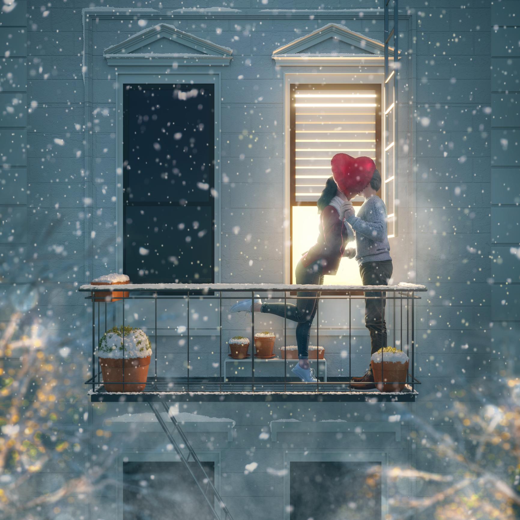 Молодая влюбленная пара развлекается зимой на природе парень обнимает свою  девушку зимние каникулы | Премиум Фото