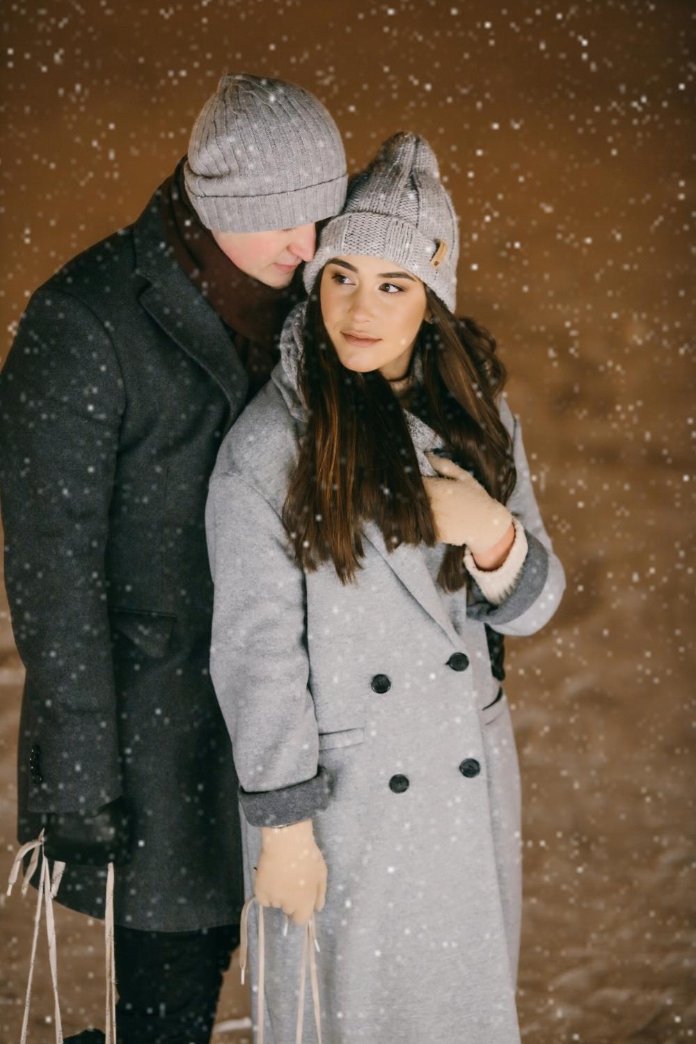Молодая влюбленная пара держит красное бумажное сердце на открытом воздухе  зимой :: Стоковая фотография :: Pixel-Shot Studio