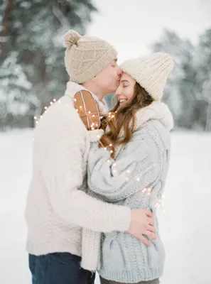 Фотографии на открытом воздухе зимой холодно чувственное молодой красивой  счастливой пары в любви Стоковое Фото - изображение насчитывающей  влюбленность, рождество: 200485042