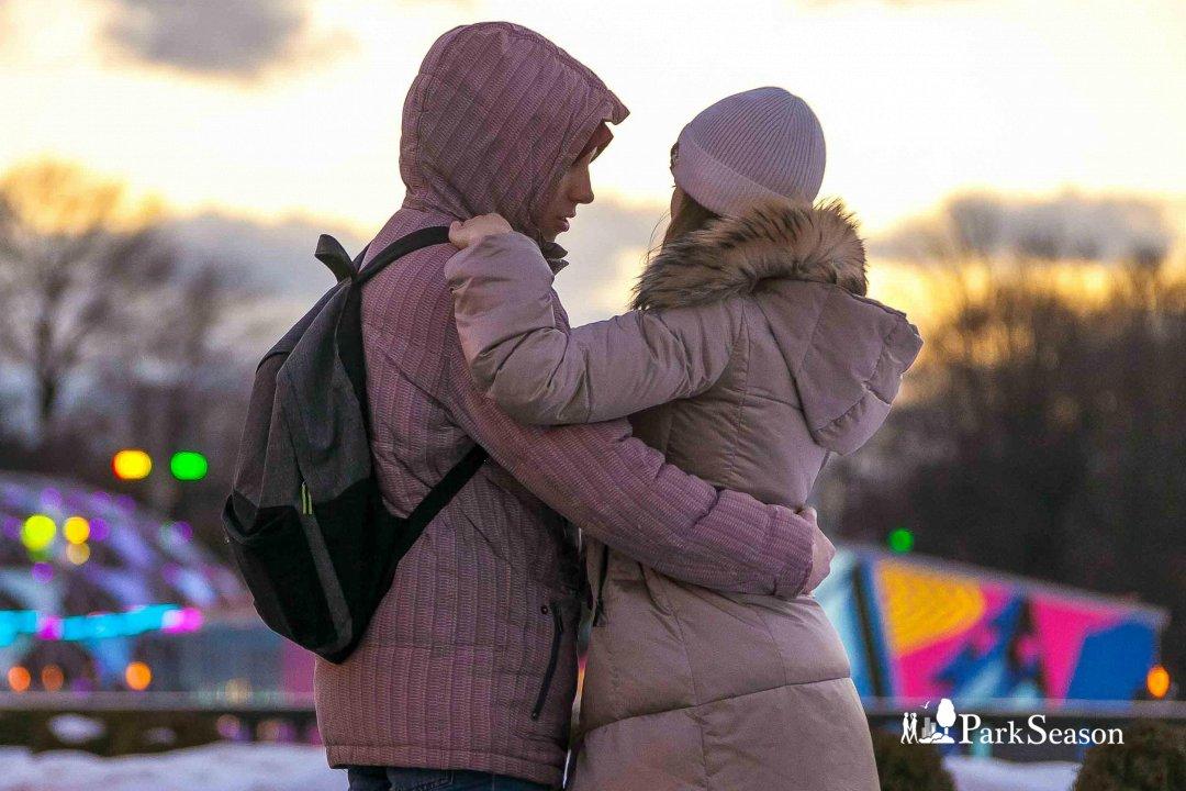 Вид Влюбленной Пары Со Спины Зимой На Открытом Воздухе — стоковые  фотографии и другие картинки Люди - iStock