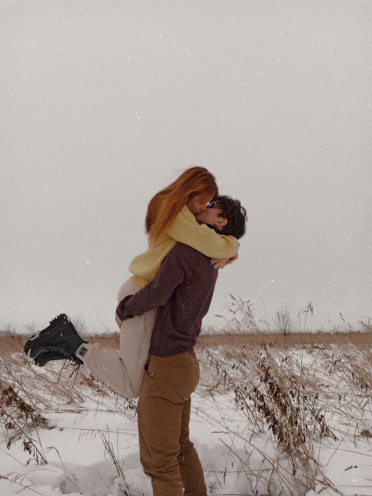Пара влюбленных на улице зимой Стоковое Фото - изображение насчитывающей  шаловливо, привлекательностей: 164231460