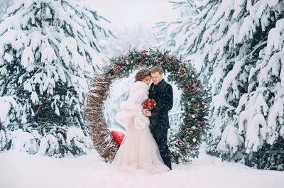 Молодая пара целуется зимой на открытом воздухе :: Стоковая фотография ::  Pixel-Shot Studio