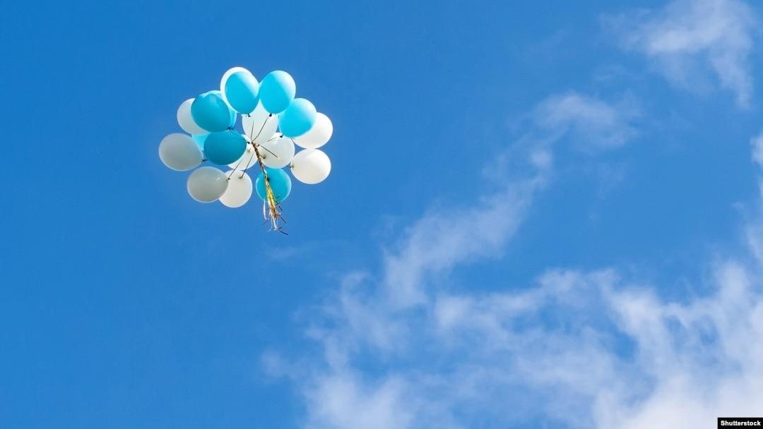 Воздушные шары в небе, летающие на закате Стоковое Изображение -  изображение насчитывающей горяче, свобода: 157574415