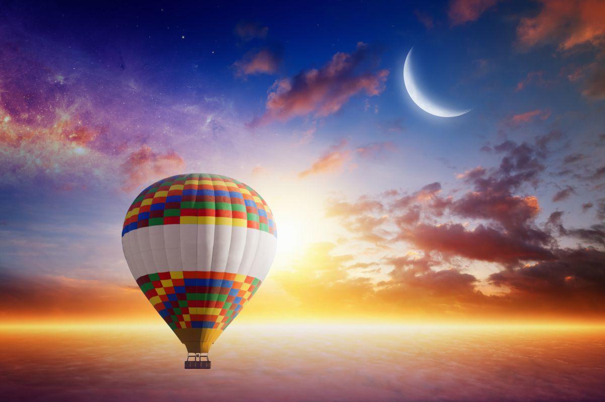 Купить фотообои \"Воздушный шар в вечернем небе\" в интернет-магазине в Москве