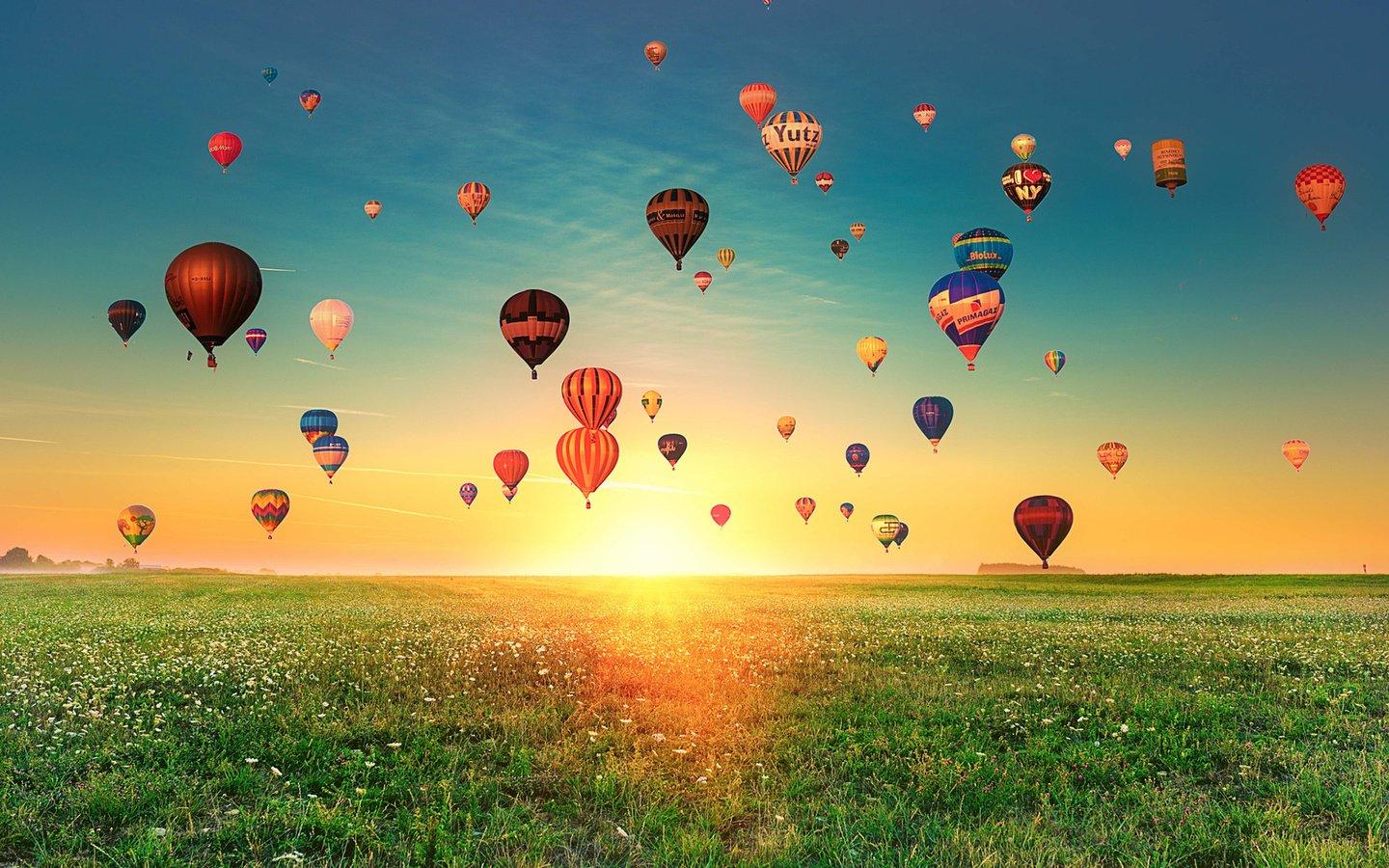 Воздушные шары в небе, разноцветные …» — создано в Шедевруме