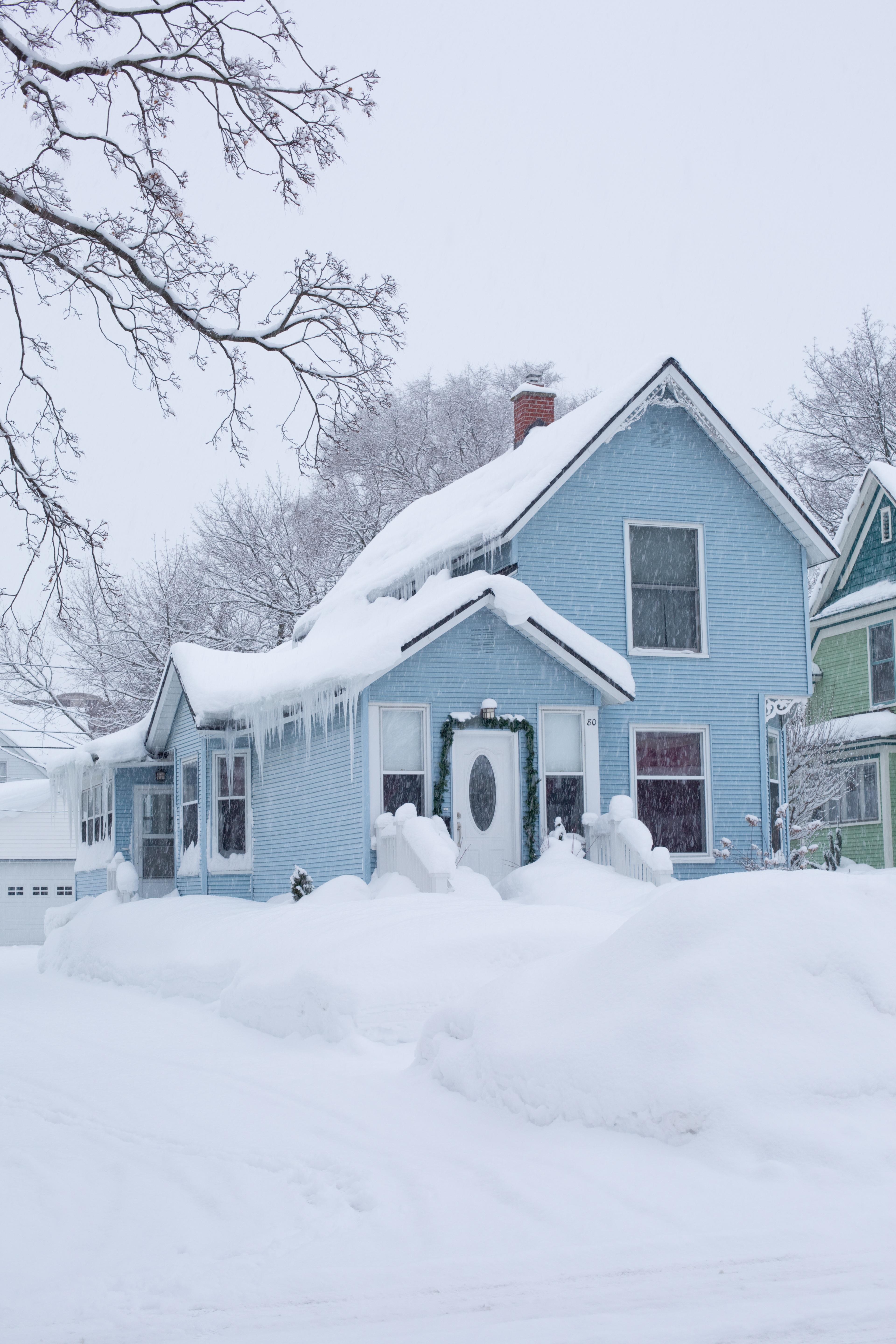 зимний дом в снегу пейзаж обои, анимированная зимняя картинка, животное,  зима фон картинки и Фото для бесплатной загрузки