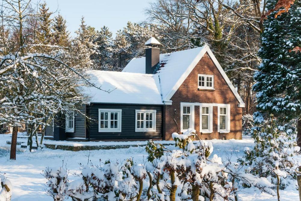 Стоит ли продавать загородный дом зимой или подождать до весны?