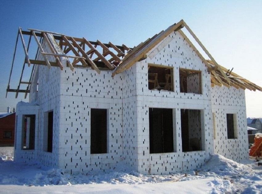 Уютный дом в деревне зима дым из…» — создано в Шедевруме