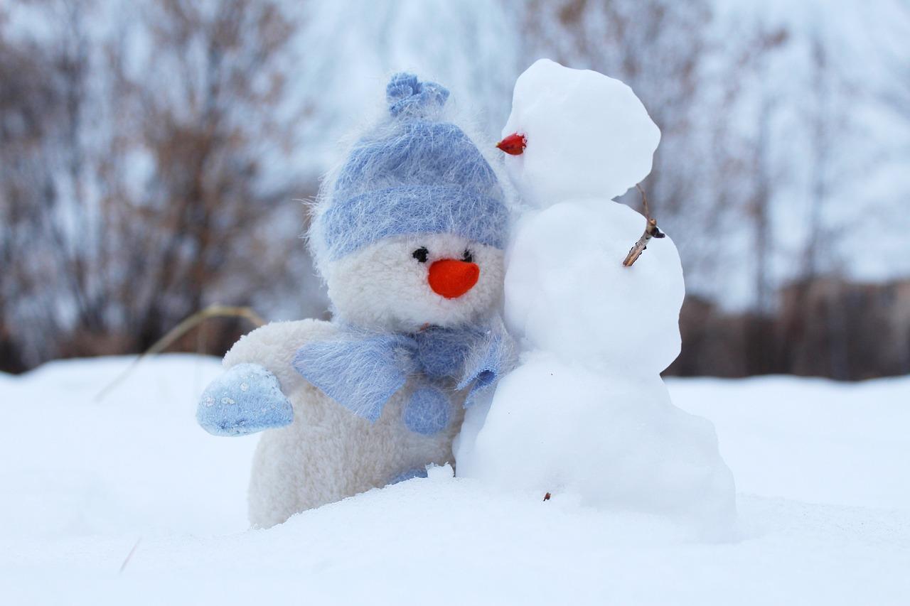 Два снеговика зимой стоят на снегу Фон Обои Изображение для бесплатной  загрузки - Pngtree