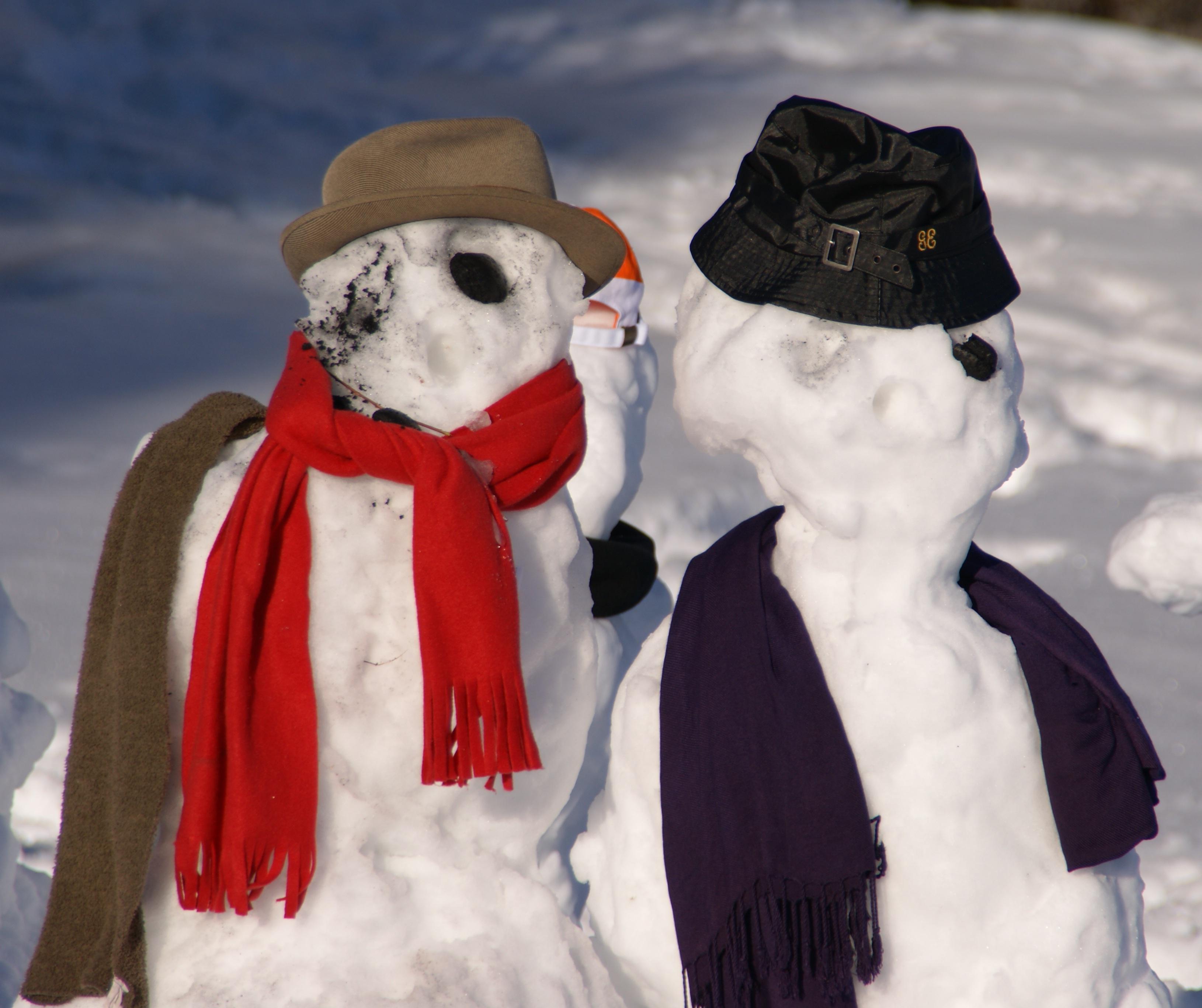 Картинки два снеговика, снег, зима, город, цвет - обои 1600x900, картинка  №196861