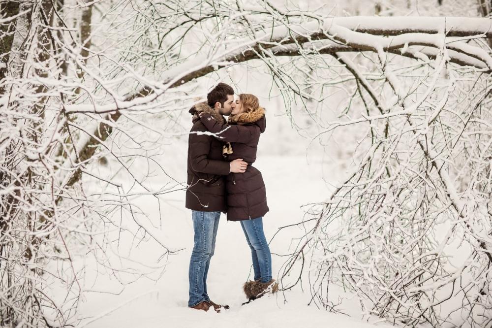зимний пикник в лесу. история любви в снегу. пара зимой играет в снег и  обнимается возле сосны. два влюблённых зимой Стоковое Изображение -  изображение насчитывающей праздник, кавказско: 237735743