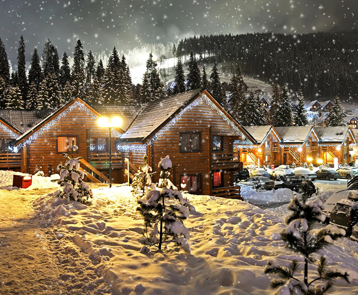 Фотографии Новый год Зима Снег Ночные Гирлянда Уличные фонари Здания