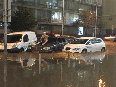 В Киеве несколько районов затопило после дождя: фото, видео | Новости  Украины | LIGA.net