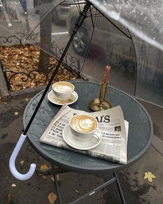 ЭСТЕТИКА | ВИЗУАЛ on Instagram: “Как насчет чашечки кофе под зонтом?😉 Дождь  ведь не помеха уютным встречам, согласны? Вс… | Hora del café, Portadas de  discos, Café