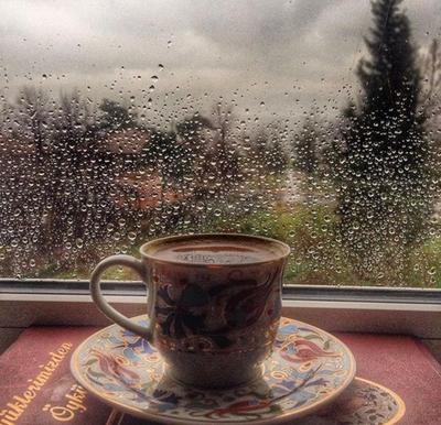 Кофе, дождь, профессиональное фото» — создано в Шедевруме