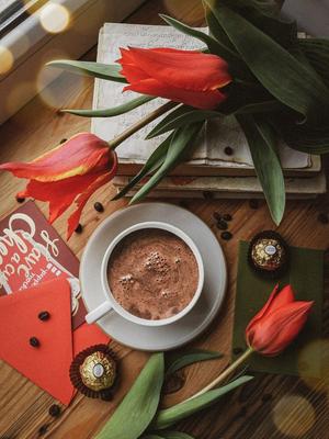 Olga Slizh on Instagram: “⠀⠀Tuesday floral coffee ☕♡ ⠀ ⠀⠀Весна в этом году  приходит мимо, но утренний кофе остаётся неизменным💭 ⠀ #moreth… | Bim dia  meu amor, Café